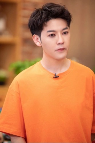 李冲受邀录制央视二套回家吃饭大秀厨艺泪洒全场