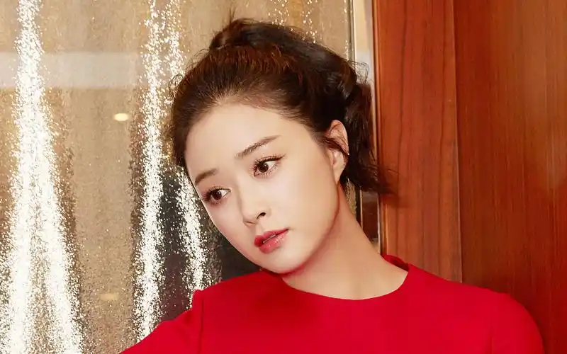 蒋欣最新魅力写真壁纸_尽显迷人气质的美女