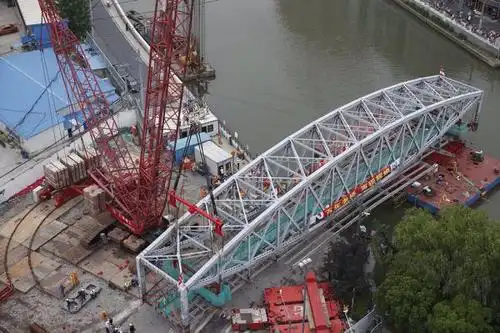 浙江路桥采用了极为罕见的鱼腹式钢桁架简支梁,这既是实用的设计,也有