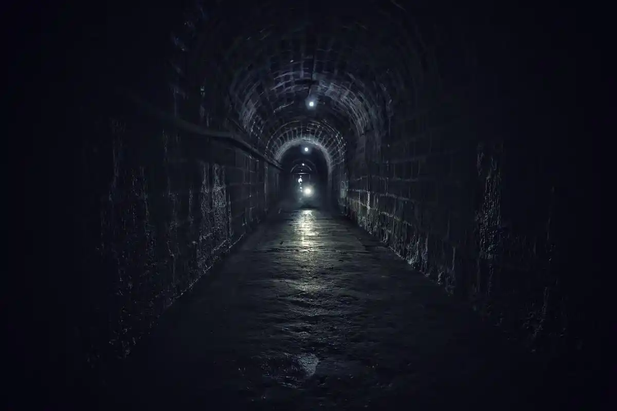 雅安三分厂废弃的厂房和幽暗的隧道一切都是历史的痕迹和岁月的味道