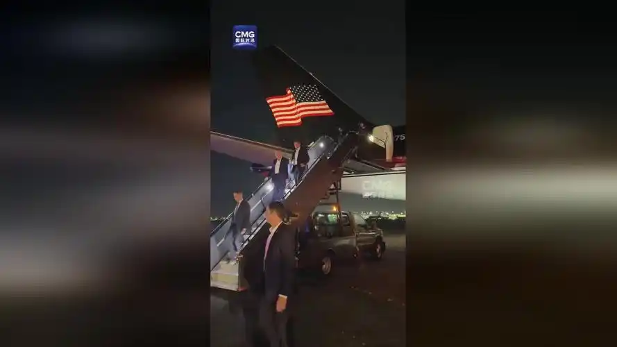 特朗普遇刺后露面 乘专机飞抵新泽西州