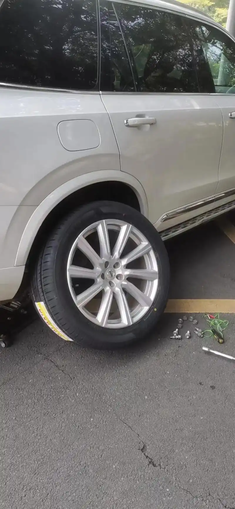 轮胎没气了怎么办?车在路上爆胎了怎么办?深圳24小时上门补胎 - 抖音