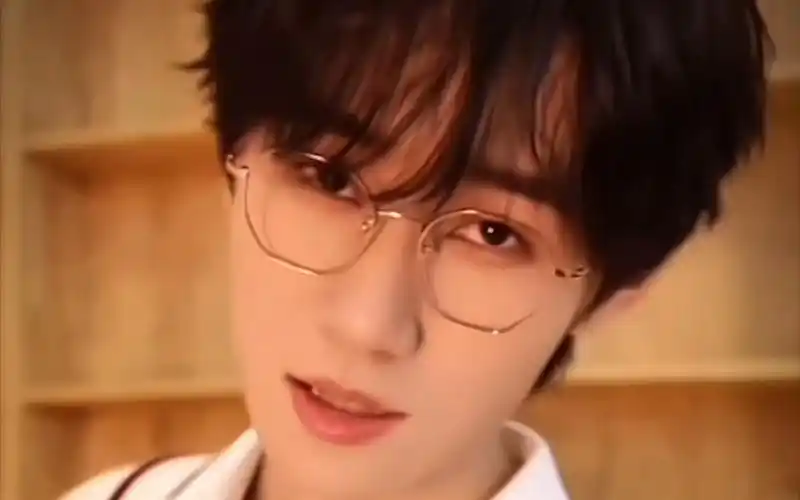 【张真源】"戴眼镜的张哥真的有一种不一样的魅力!