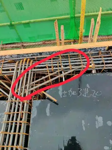 我问的是,梁水平加腋上部两根筋,放在模板上还是下?