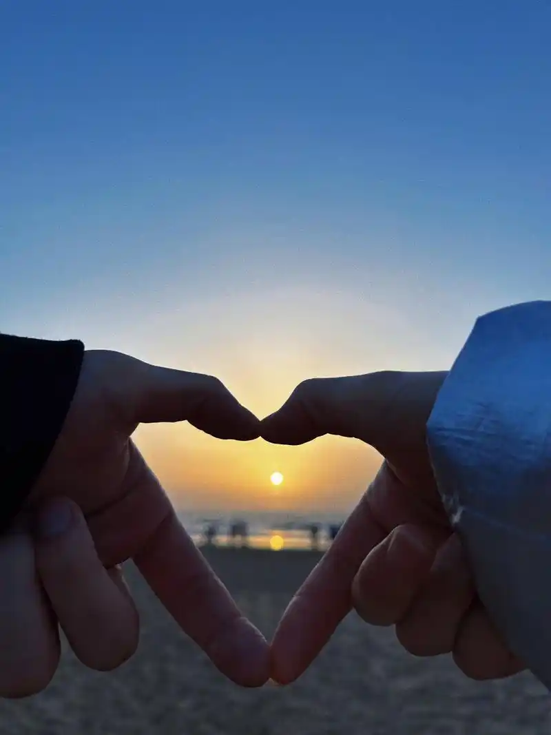 我:四点半起床看的日出好浪漫! 他:和爱人一起看的才浪漫…[心]