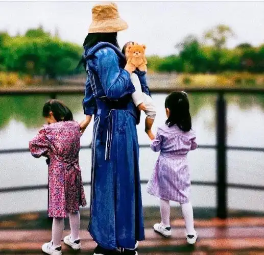 42岁谢娜晒泳装性感照,腰身圆润肚子鼓鼓的,再惹怀三胎猜测_金纳莱网