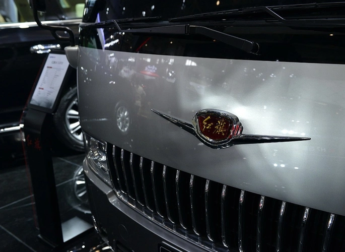 低调奢华的红旗l6挂经典葵花车标哪里输给丰田考斯特