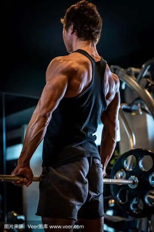 一个男人在私人健身房里训练的背影