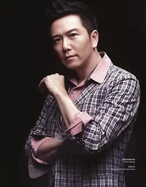 香港影星温兆伦当老二真难给哥哥妹妹买车买房赡养母亲