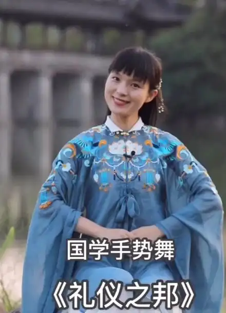 小一姐姐原创国学手势舞《礼仪之邦》,国庆节献礼!