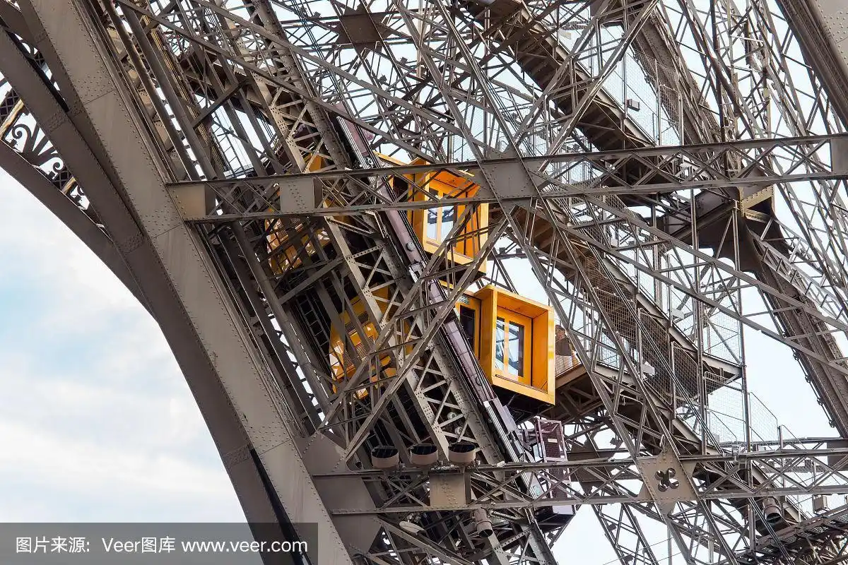 巴黎埃菲尔铁塔的电梯.法国.