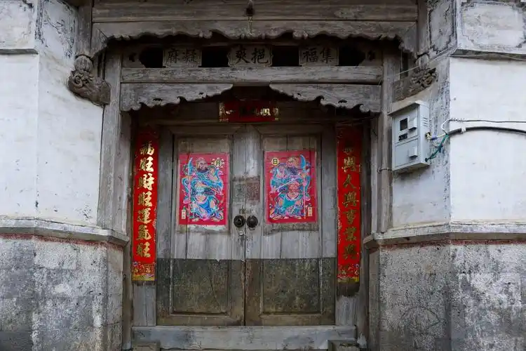 和顺的古建筑大门都非常讲究,大气庄严,富丽堂皇,飞檐翘角极其气派.