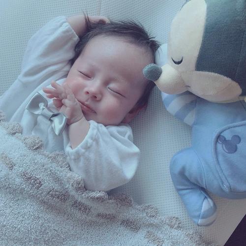 现货日本takara胎教迪士尼毛绒音乐安抚公仔米奇新生婴儿哄睡玩具