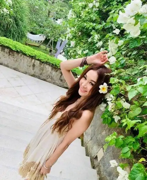 温碧霞晒一家三口照,网友:儿子不像女神,有点亏了_岁月_电影_漂亮