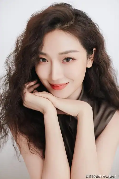 菅纫姿穿搭越来越高级!一袭灰咖色无袖衬衫裙,高级感十足_衬衫