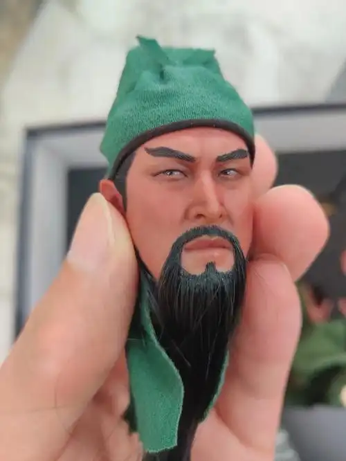 身长九尺,髯长二尺,面如重枣,唇若涂脂,丹凤眼,卧蚕眉,相貌堂堂