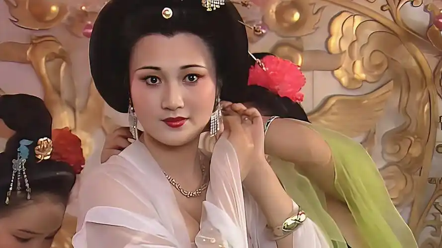 杨玉环和李隆基第一次吵架,赌气回了娘家,李隆基只能去接,影视