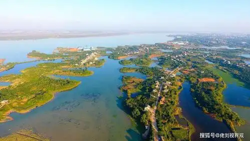 洞庭湖横跨湘鄂两省,面积达2579.2平方公里,是全国第二大淡水湖泊.