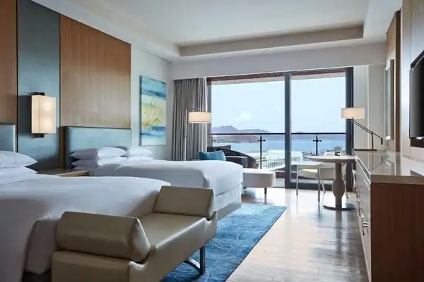 房间免费能升级豪华海景房型,暑期日历房价格在1700元/晚往上,套餐