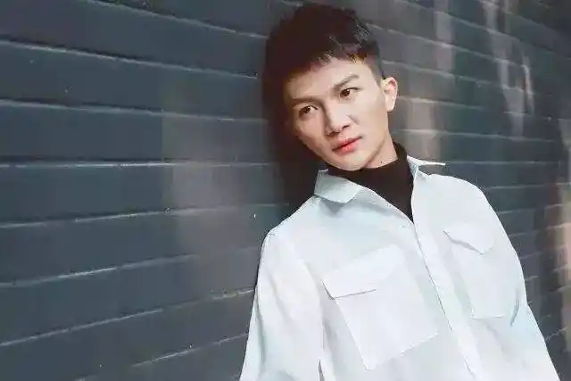 动听 《蓝色降落伞》是由高晓松,尹约作词,高晓松作曲,周深演唱的一首