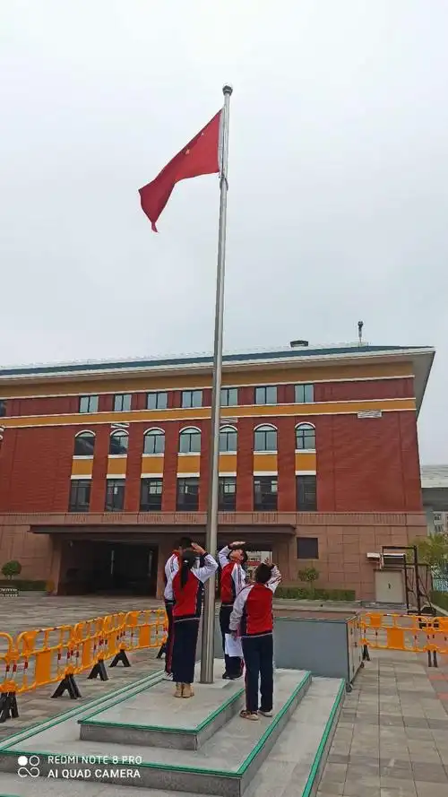 朝阳学校组织"同升国旗,同唱国歌,做一个有理想的小学生"庆国庆主题