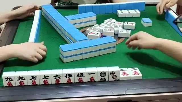 四川麻将:清一色轻松拿捏,和小姐姐一起打麻将就是有动力!