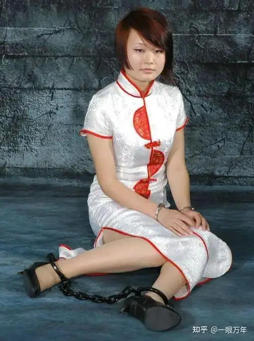 镣铐女囚被锁住的青春与自由四