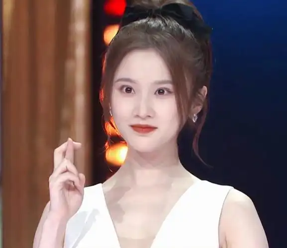 张慧雯这次的白色深v长裙也特别亮眼,头上的黑色蝴蝶结发饰,以及裙子