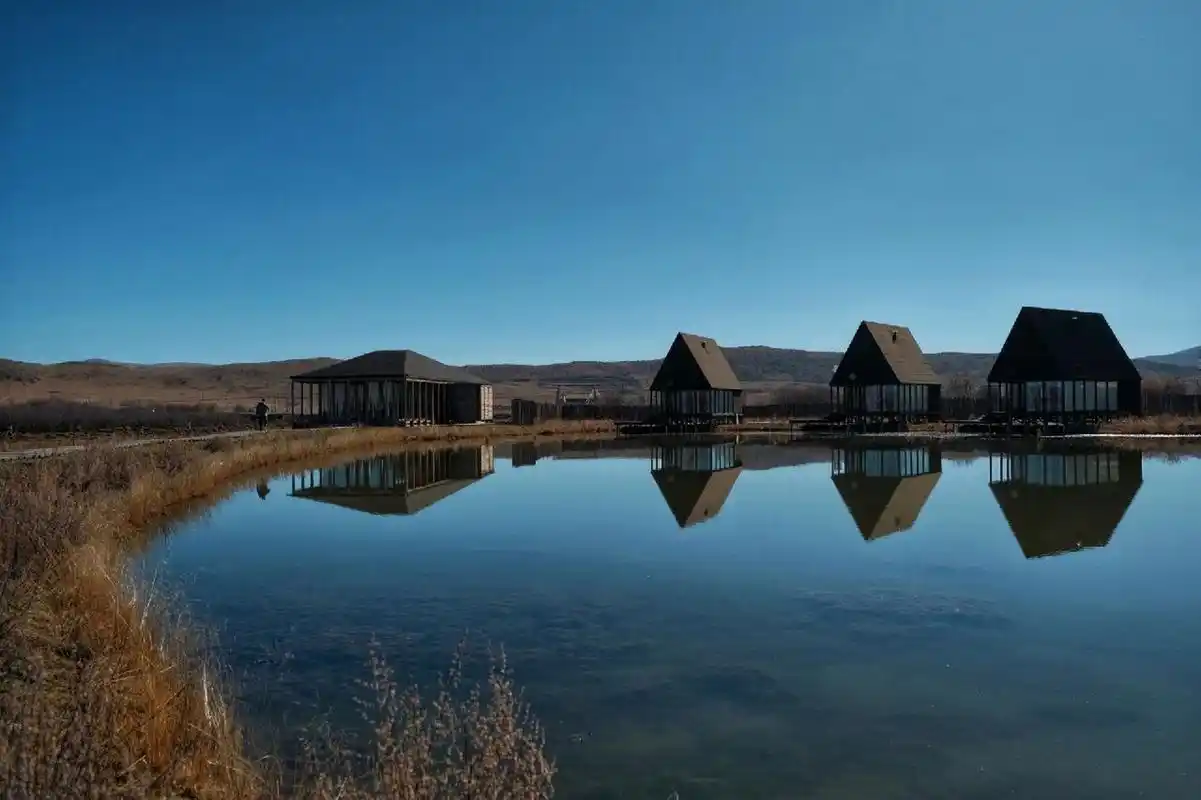 川西北必住的隐丛乡村度假酒店(红原店) 这个秋天,因为疫情让隐丛乡村