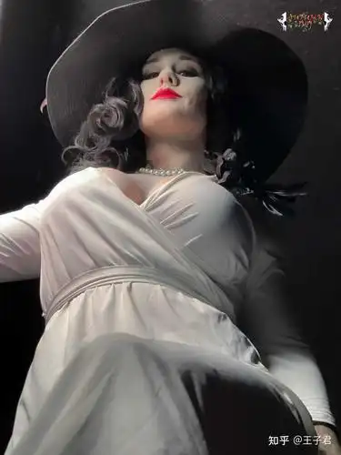 王子君 的想法: 还是各路女菩萨cos的dimitrescu夫人温暖人心.