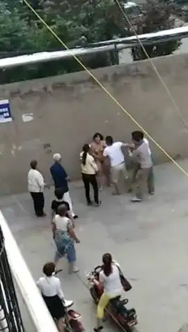 被误当小三河北一女子当街遭人扒衣群殴组图