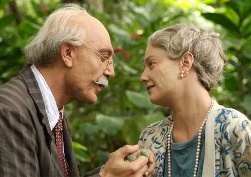 当两人步入晚年,胡维纳尔在捉鹦鹉时离世了,这又激活了弗洛伦蒂诺半个