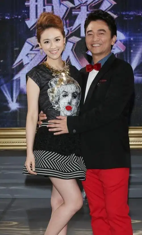 吴宗宪携女现身,主动送吻女儿直躲,吴姗儒穿"一半衬衣"太个性