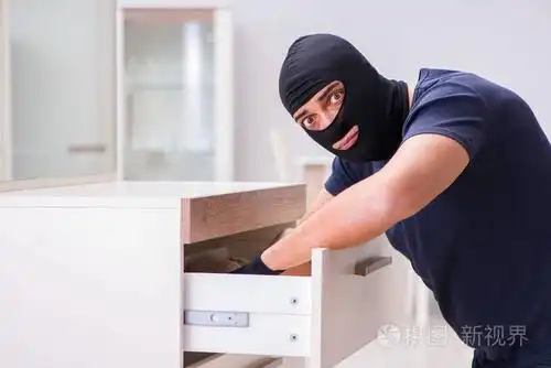 抢劫犯戴头套窃取有价值的东西