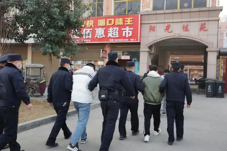 项城警方组织入室盗窃犯罪嫌疑人指认现场