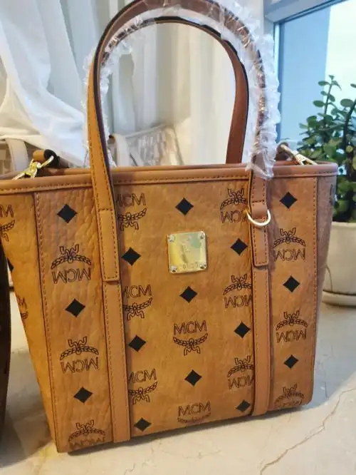 以前一直get不到mcm的美在哪里,同是轻奢,价格和另外几个牌子比较起来