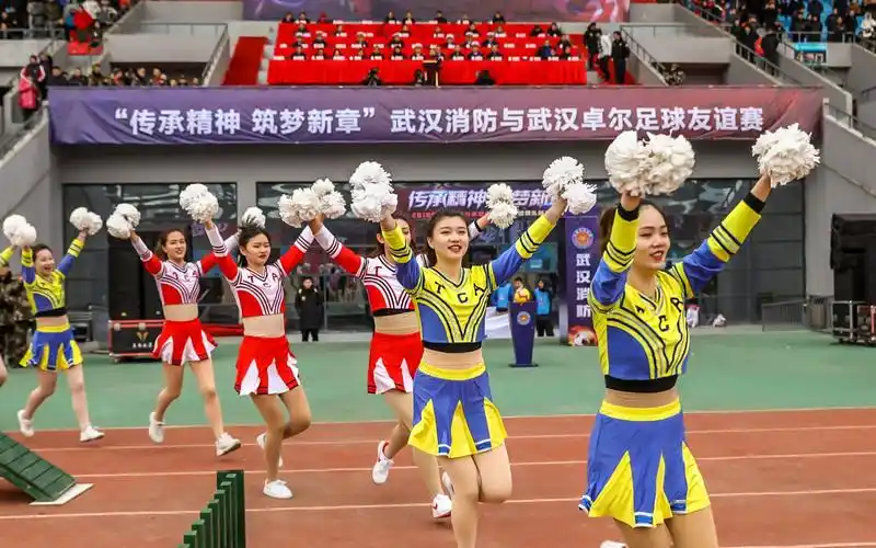 武汉创星梦武汉啦啦操团队啦啦队表演足球宝贝表演