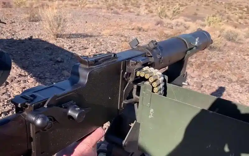 水冷式mg08马克沁重机枪,采用帆布式弹链供弹,这枪算是古董了