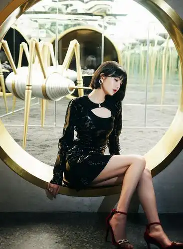 李溪芮红毯挑战性感路线!一袭黑色露背长裙大秀身材