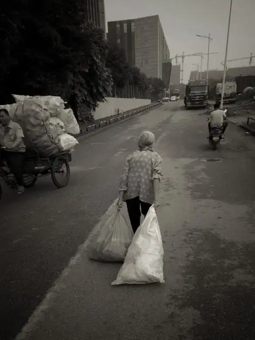 生活不易哪有什么岁月静好不过是有人替你负重前行生活从来都不容易
