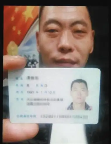张女士交车时拍摄的租车人谭某手拿身份证照片,谭某租车后将车辆抵押