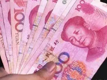 过节女子给母亲送三千红包,到了娘家,刚进门,就把桌子掀了