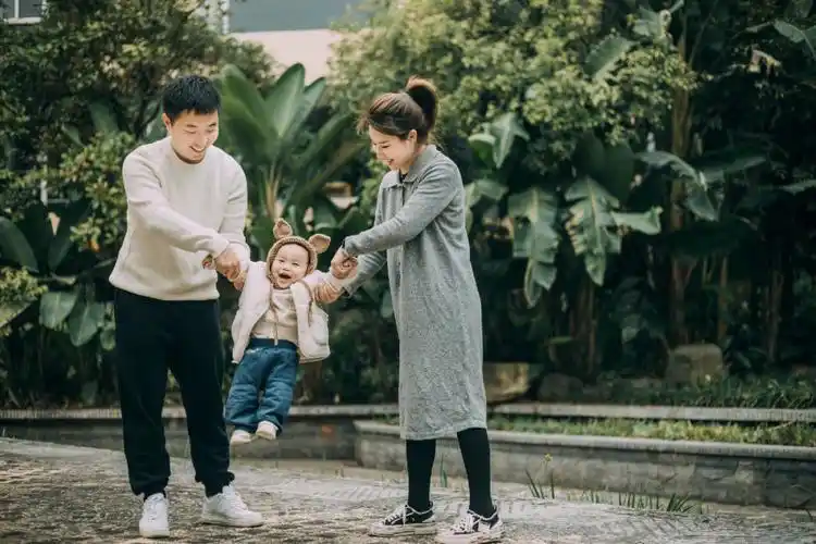 一屋三人暖暖的一家三口