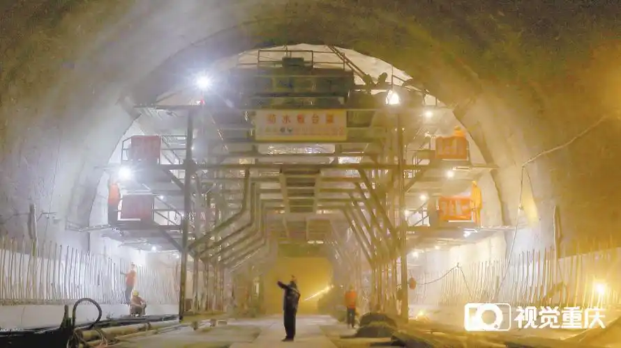 渝湘高铁重庆至黔江段 白马山隧道贯通 全长13407米!-华龙网