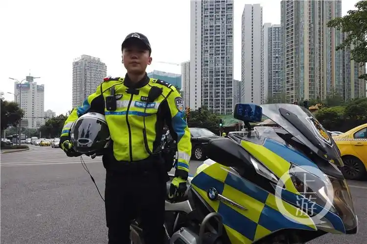 重庆交巡警战高温十多斤的警用装备是他们上岗的标配