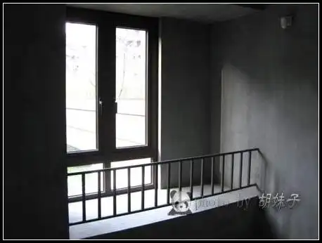 北阳台的一个飘窗,下面有根反梁,不能敲,所以会原样保留(到底你是有多