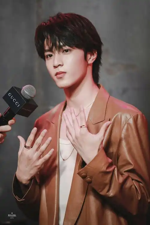 刘耀文剪短发了#这张脸可以hold住任何发型