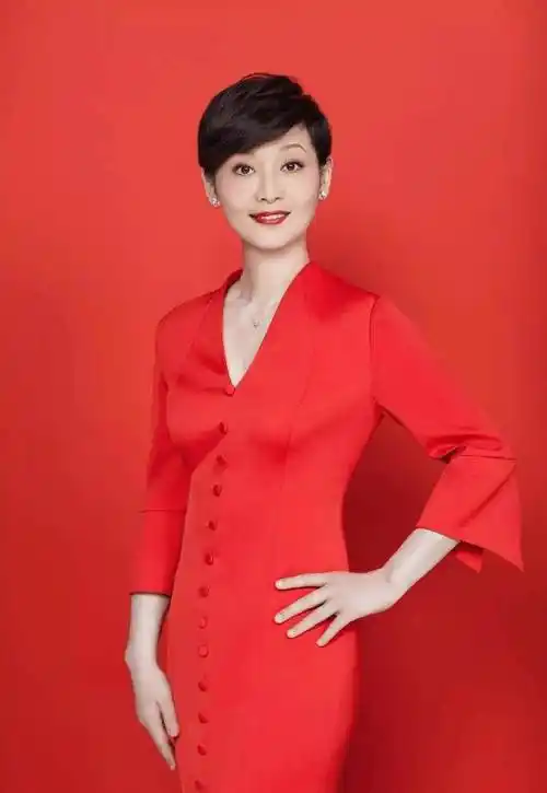 67年的徐帆状态真好,穿红色大衣配短发亮相,笑容灿烂无惧皱纹