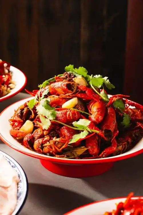 油焖小龙虾也毫不逊色,吸满灵魂汤汁,咸香麻辣直逼鼻腔!