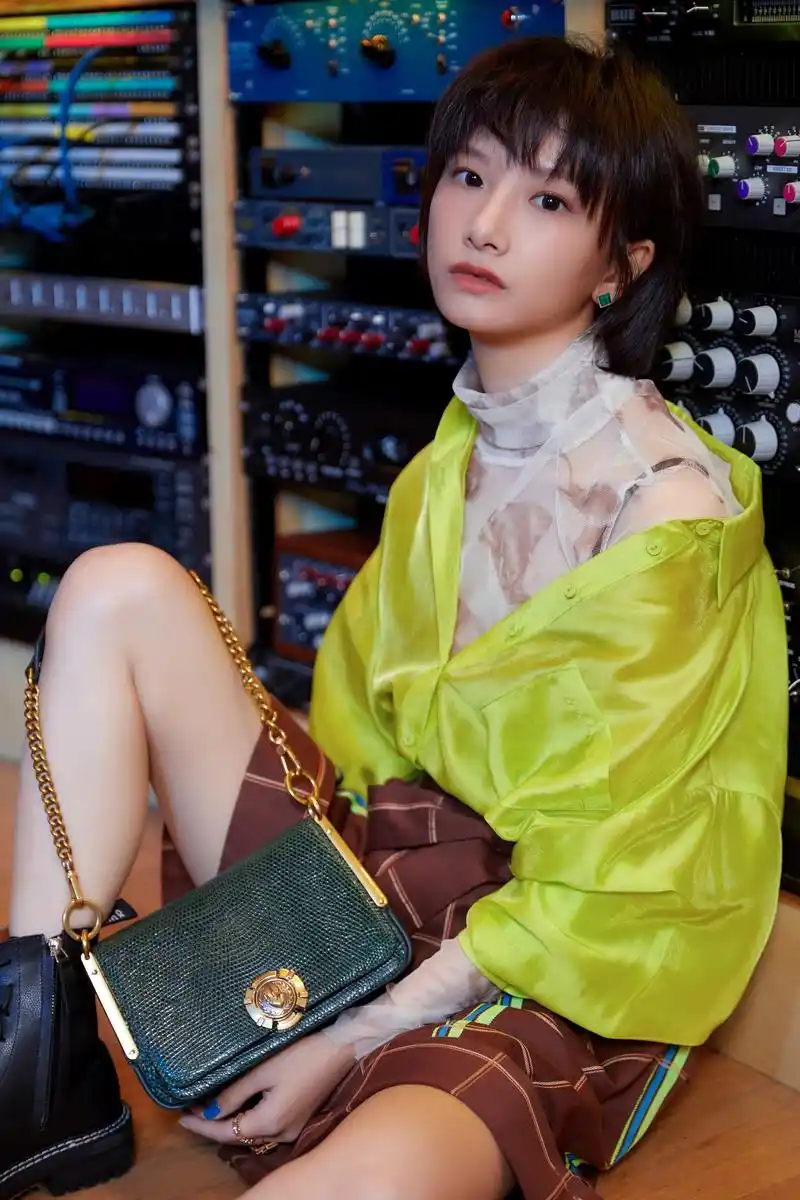 他们眼中的我是娇小的, 可他们不知, 舞台上的我